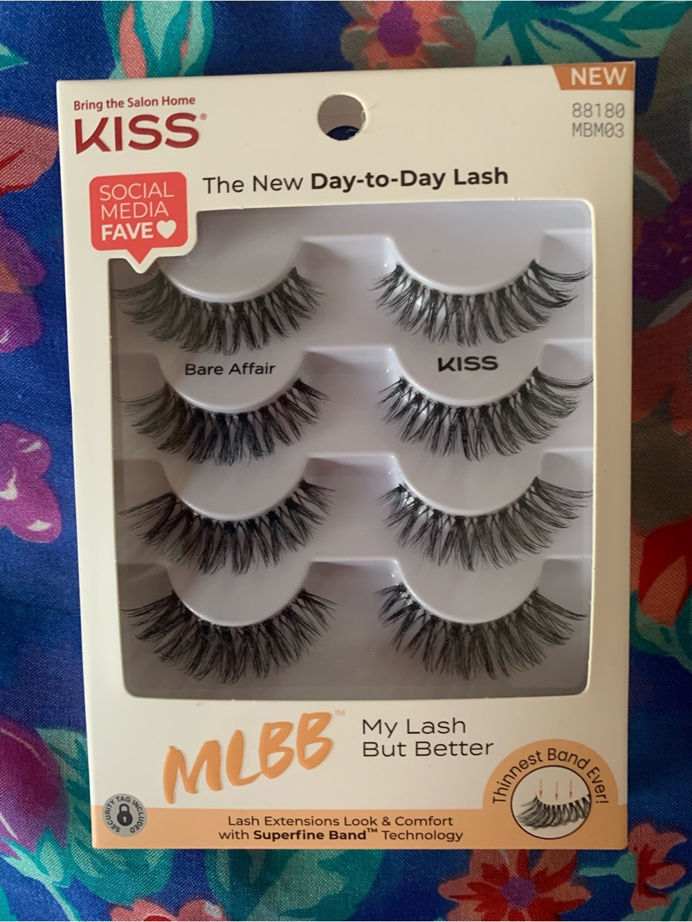 Set of 4 Kiss lashes & kiss lash adhesive